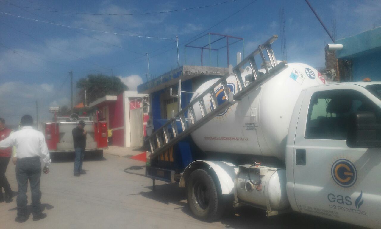 Alerta por  fuga de gas en pipa repartidora en Huamantla